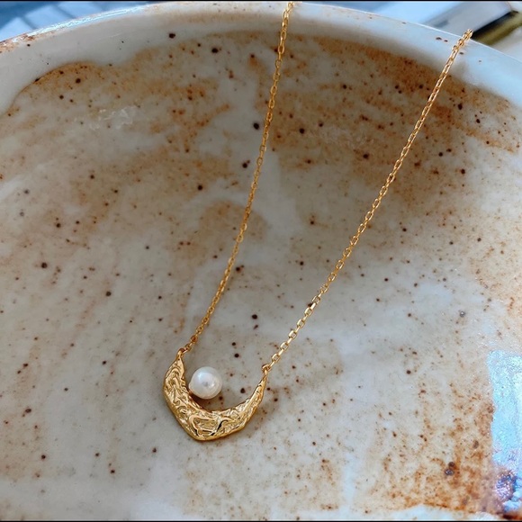 etcetera.baazaar Jewelry - 🆕Half Moon Freshwater Pearl Necklace🆕